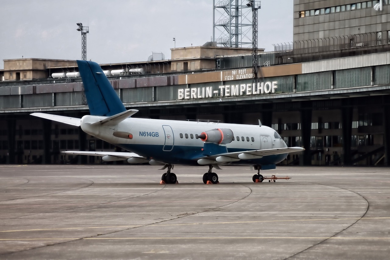 Ein Flugzeug am Flughafen Tempelhof.