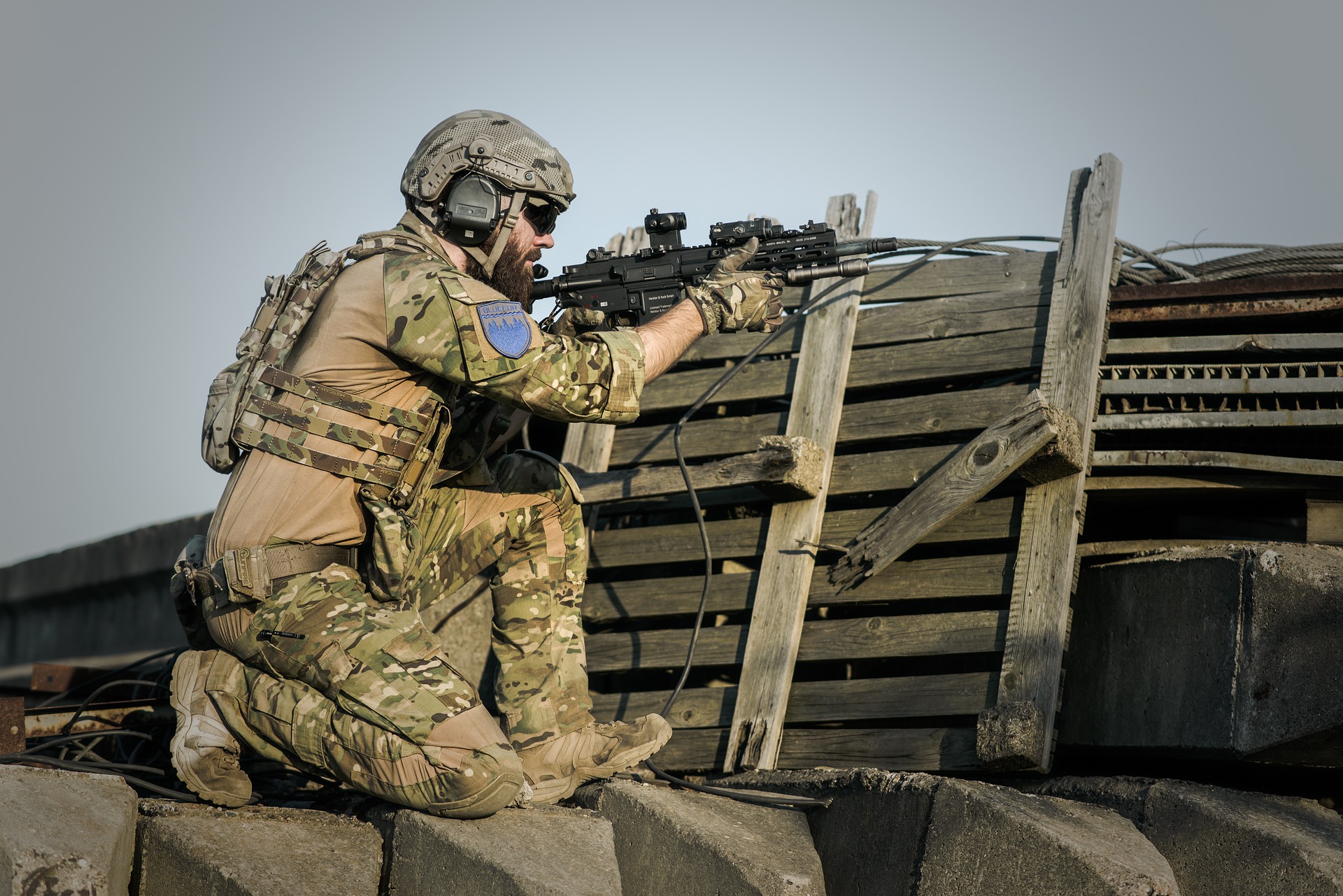 Ein Soldat richtet sein Gewehr in die Ferne.