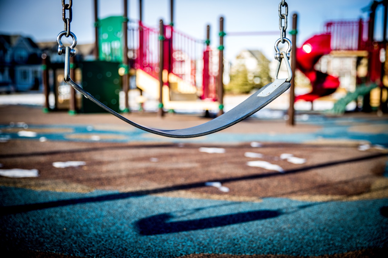 Schaukel auf Spielplatz